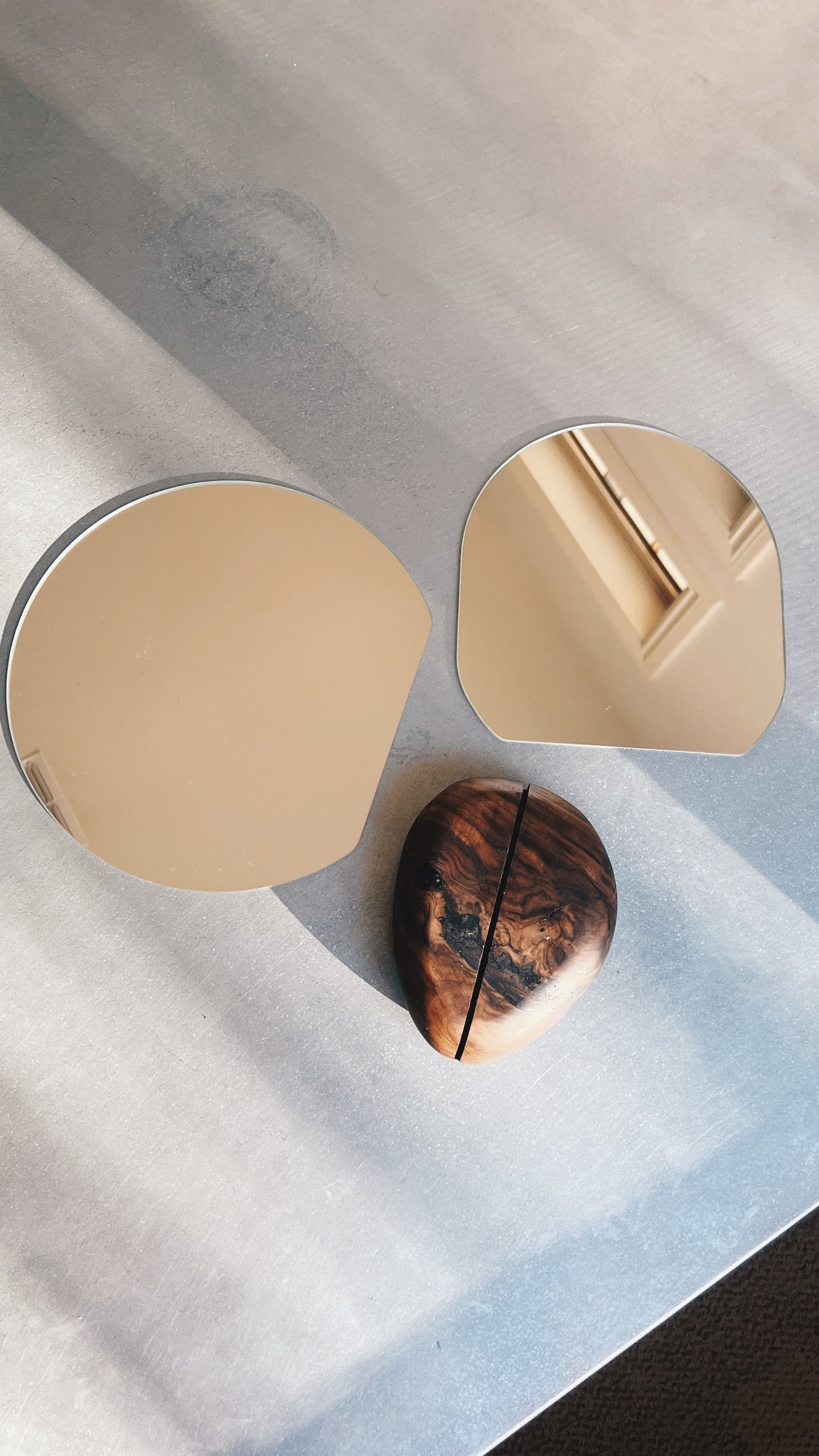 Otoczak | Handcrafted Mirror with Walnut Wood Base